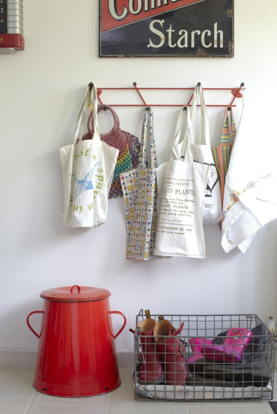 9 классных идей для хранения сумок, которые сэкономят место в квартире и доме | ivd.ru