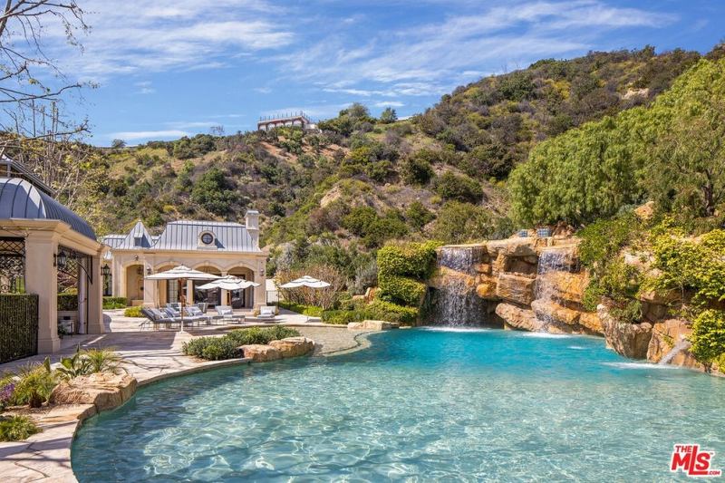 Актер Марк Уолберг продает свой большой дом в Лос-Анджелесе