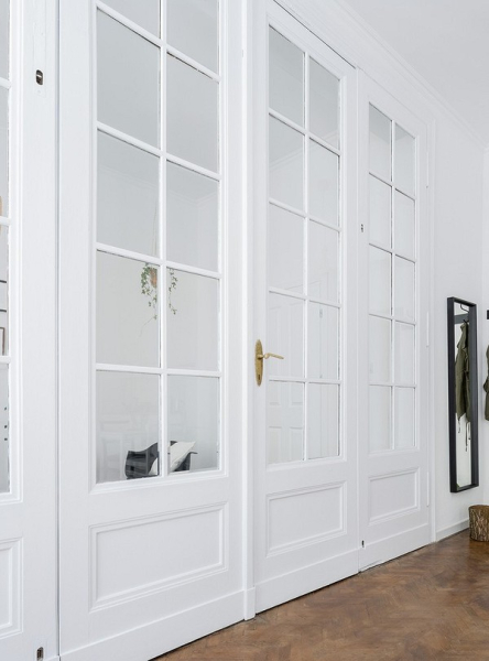 
                                Белые межкомнатные двери: за и против, обзор моделей и 72 фото в интерьере                            