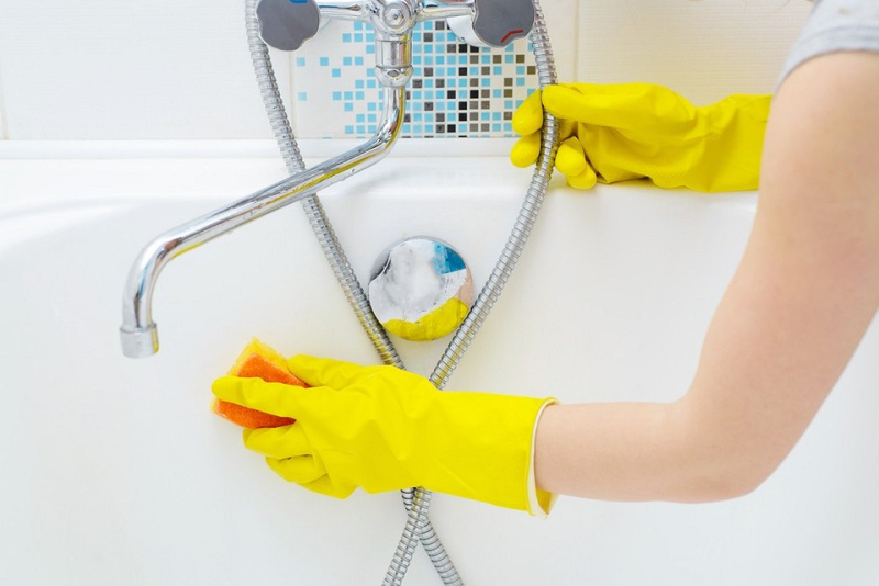 Как почистить ванную: 12 способов и обзор средств