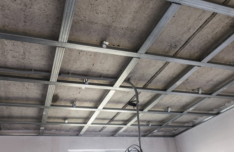 Делаем потолок из гипсокартона своими руками: подробная инструкция от выбора материала до установки