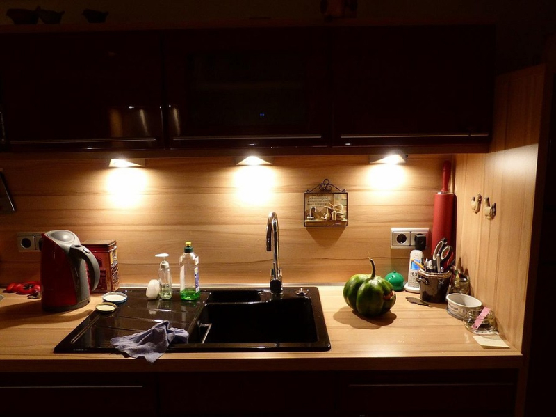Где разместить подсветку на кухне и как смонтировать своими руками: инструкция и 30 фото