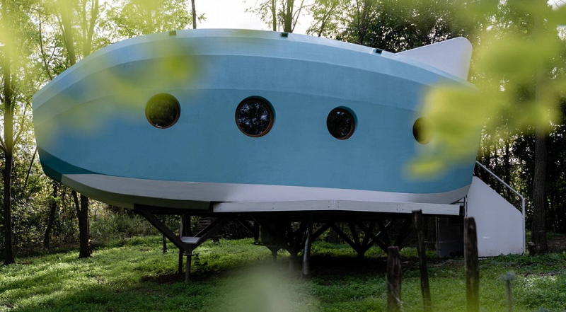 Как большая игрушка: в Венгрии построили уникальный дом-самолет для жизни на природе