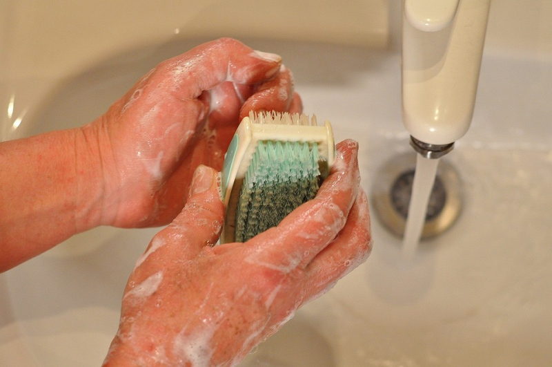 Как и чем отмыть монтажную пену с рук и одежды: полный обзор средств и способов