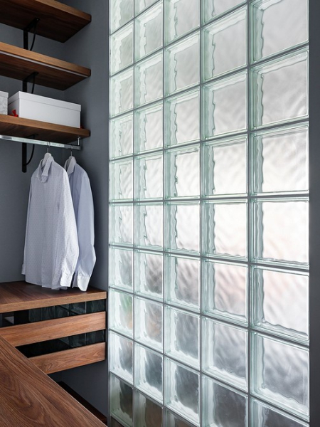 Как разместить гардеробную в спальне: 8 идей с планировками от дизайнеров