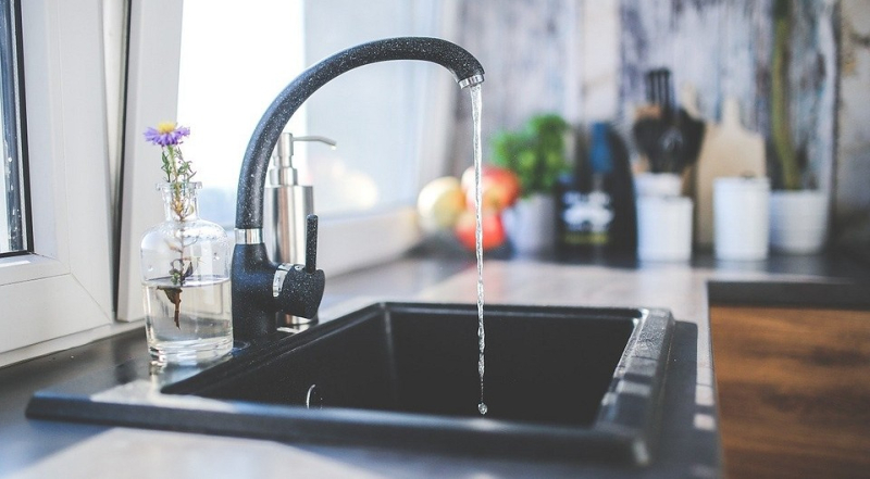 Как устранить запах канализации в доме: причины проблемы и пути ее решения