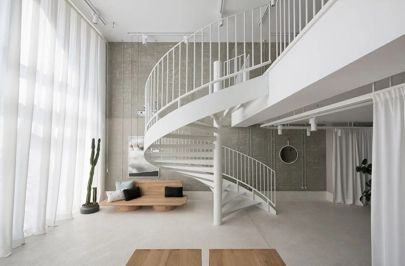 Лестница на второй этаж частного дома: формы, материалы и 102 фото