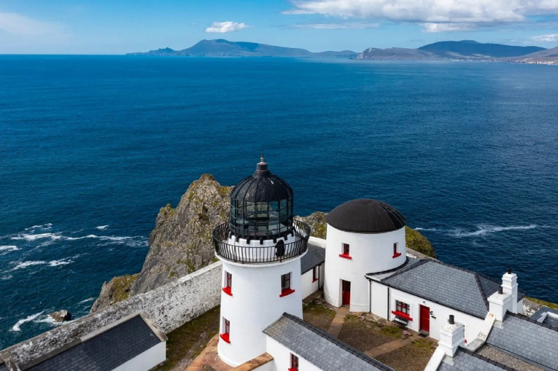 
                                На ирландском острове предлагают купить 200-летний маяк с особняком                            