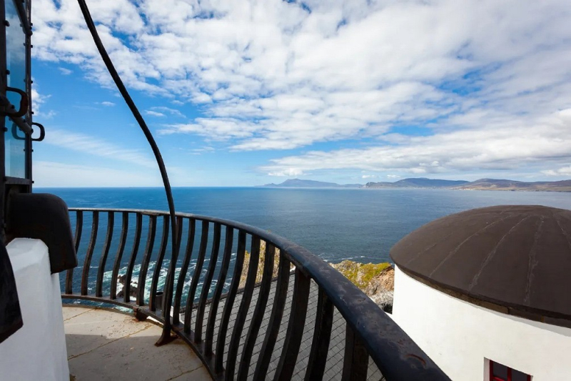 
                                На ирландском острове предлагают купить 200-летний маяк с особняком                            