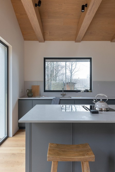 Натуральные материалы и минимализм в основе: одноэтажный дом 111 кв м для молодой семьи