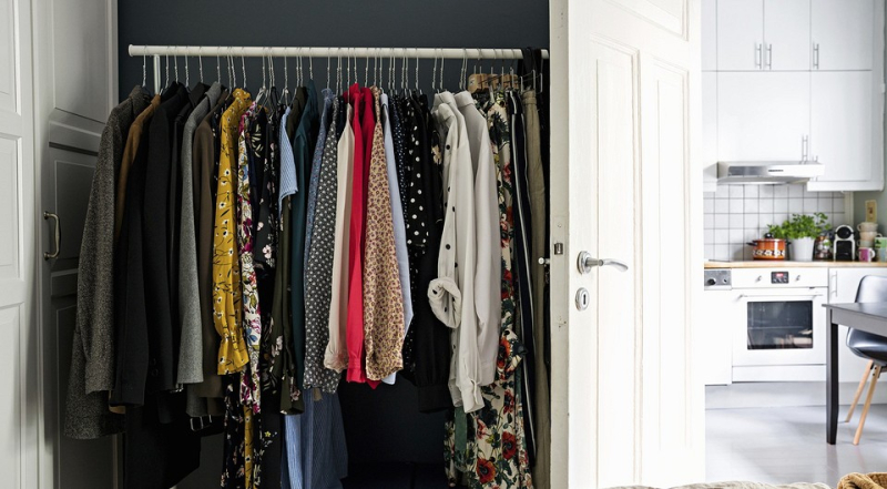 Больше, чем просто шкаф: 10 практичных решений для хранения одежды в маленькой квартире