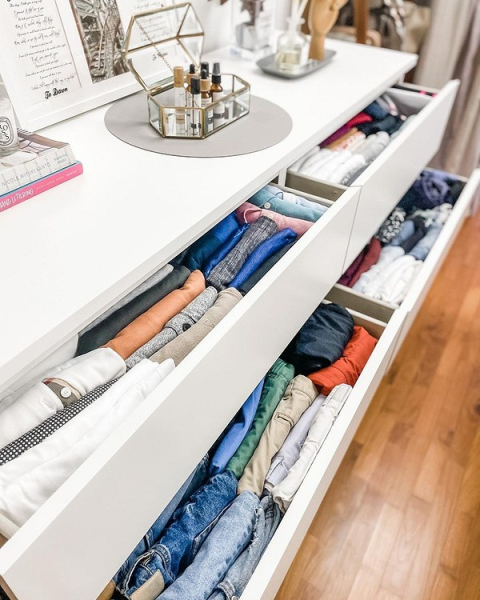 Больше, чем просто шкаф: 10 практичных решений для хранения одежды в маленькой квартире