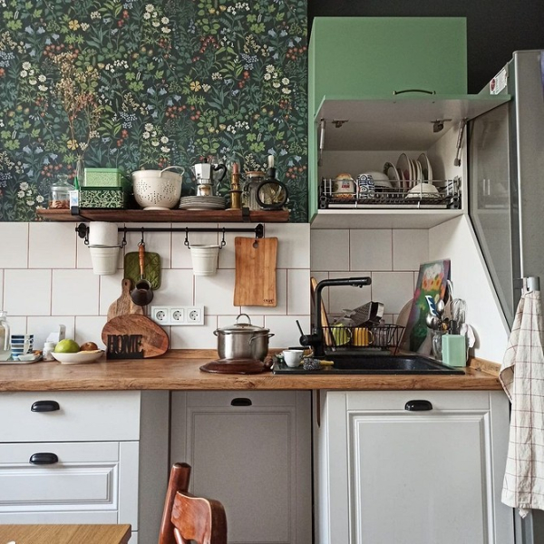 Обои на кухне: 6 невероятных интерьеров, которые заставят вас влюбиться в эту отделку