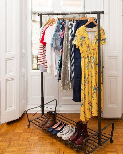 Обустраиваем открытую гардеробную: 6 видов вешалок и советы по правильному хранению