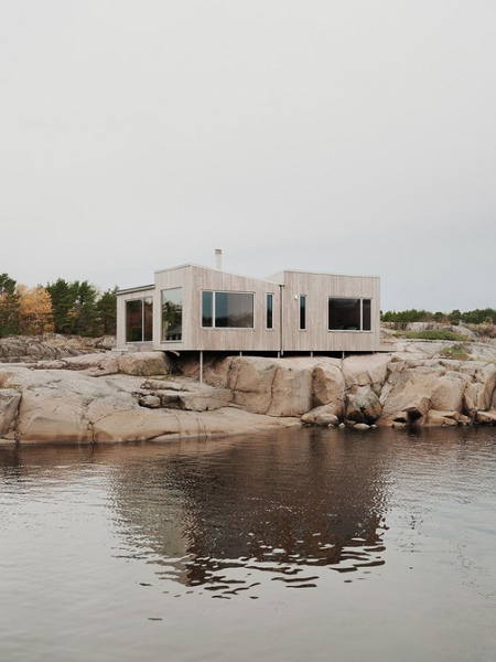 Отличный отдых от города: в Норвегии на побережье построили уютный дом на «ножках