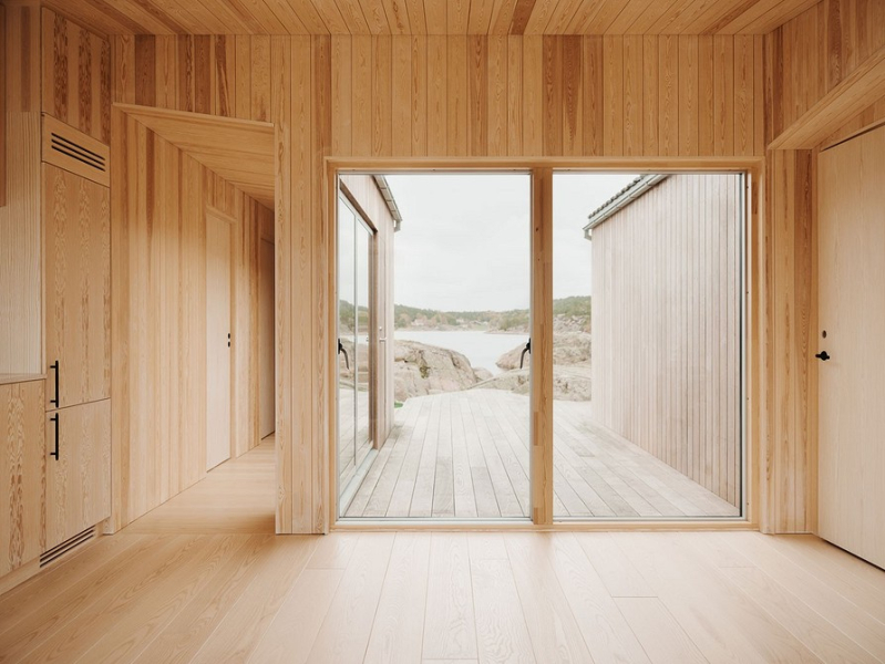 Отличный отдых от города: в Норвегии на побережье построили уютный дом на «ножках