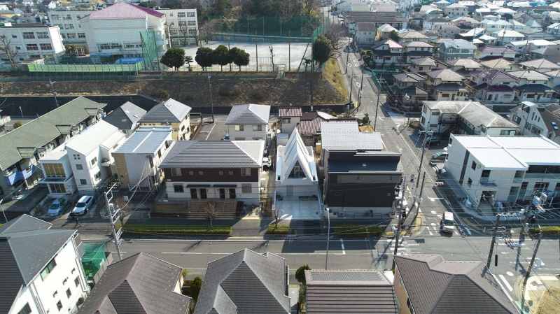 
                                Показываем, как выглядит мини-дом с треугольным вторым этажом в Японии                            