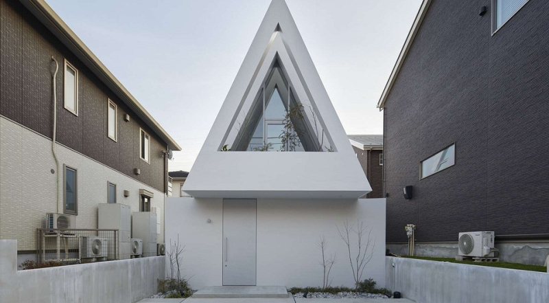 
                                Показываем, как выглядит мини-дом с треугольным вторым этажом в Японии                            