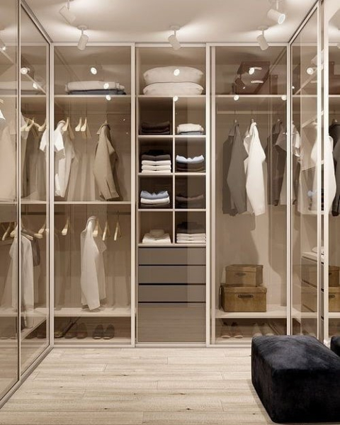 Стеклянные шкафы в гардеробе: плюсы и минусы красивого приема