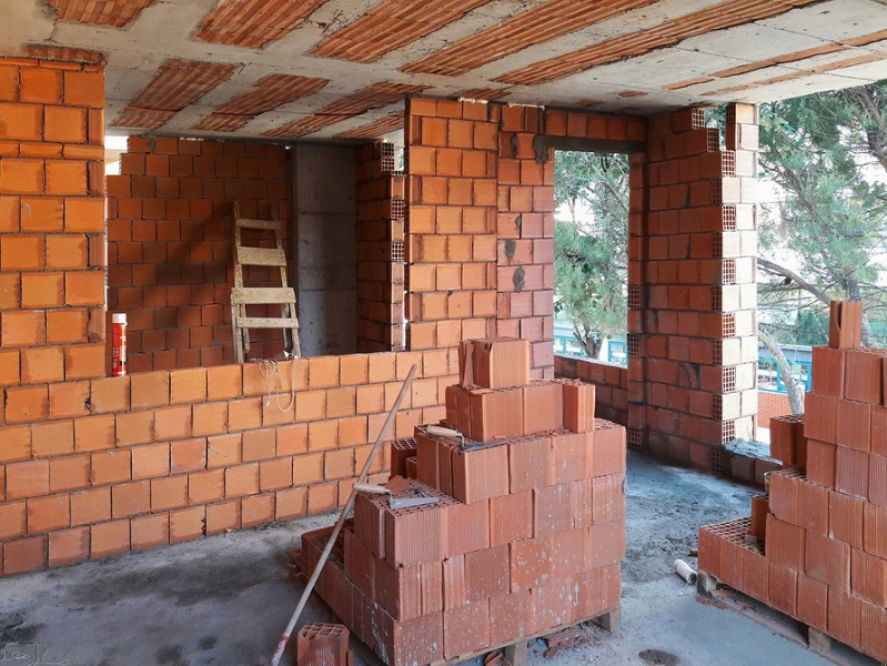 Строительство дома из пустотелого кирпича: особенности, преимущества и недостатки