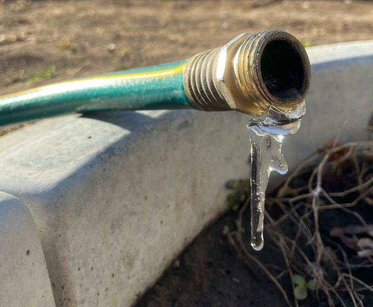 Замерзла вода в трубе: что делать, чтобы не повредить коммуникации