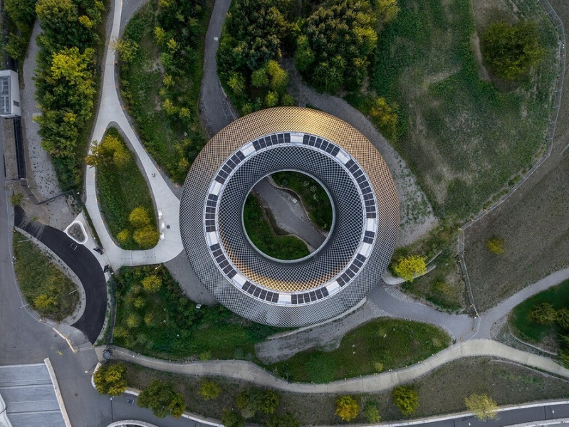 
                                Как пончик: в Швейцарии построили образовательный центр с изменяющимся фасадом                            