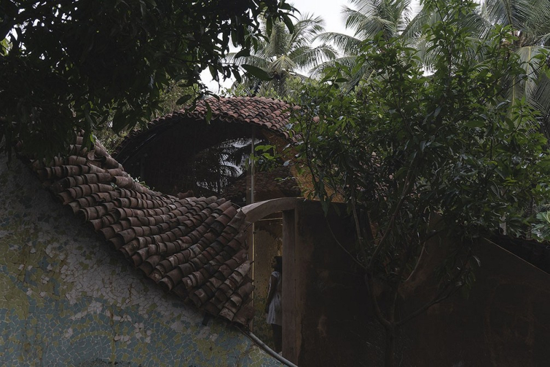 
                                В индийских джунглях построили дом, похожий на большой камень                            