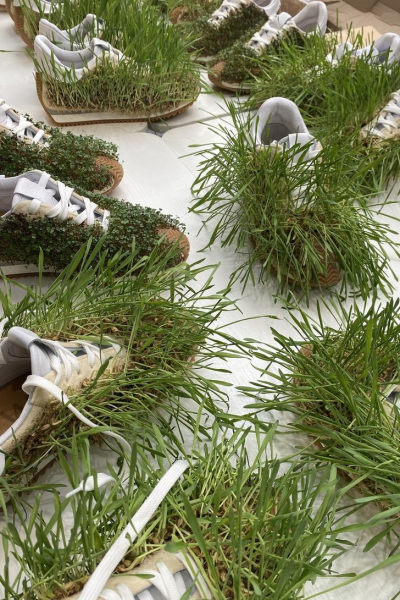 Весна идет — весне дорогу: Loewe выпустили «травяные» кроссовки