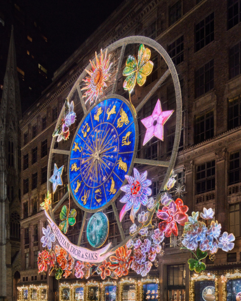 Dior оформил к Рождеству фасад отеля в Нью-Йорке