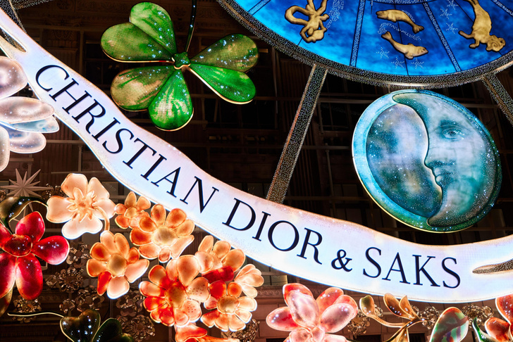 Dior оформил к Рождеству фасад отеля в Нью-Йорке
