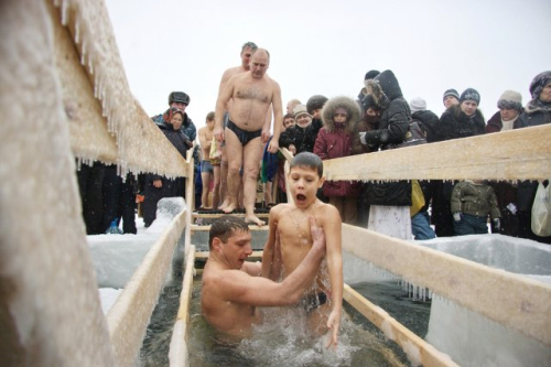 Крещенские праздники – как купаться в проруби без риска для здоровья
